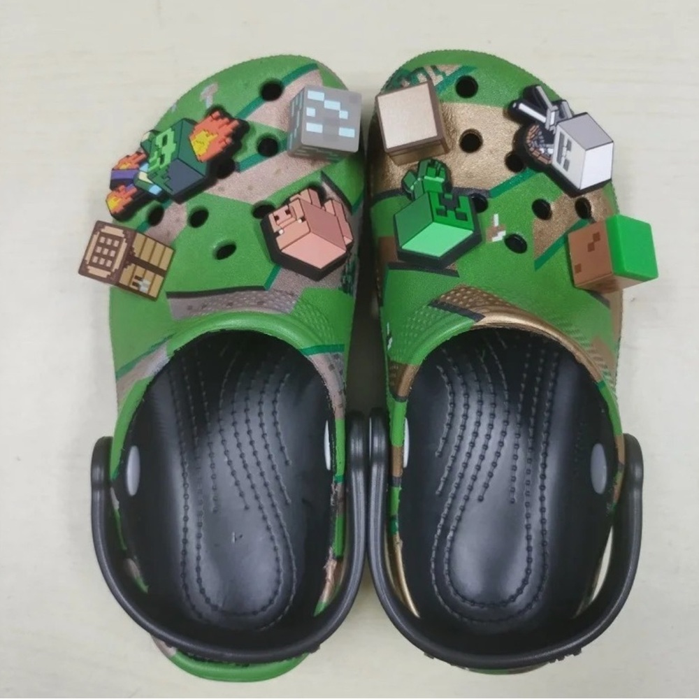 Toddler size 10 Minecraft crocs with jiblitz (not croc brand)